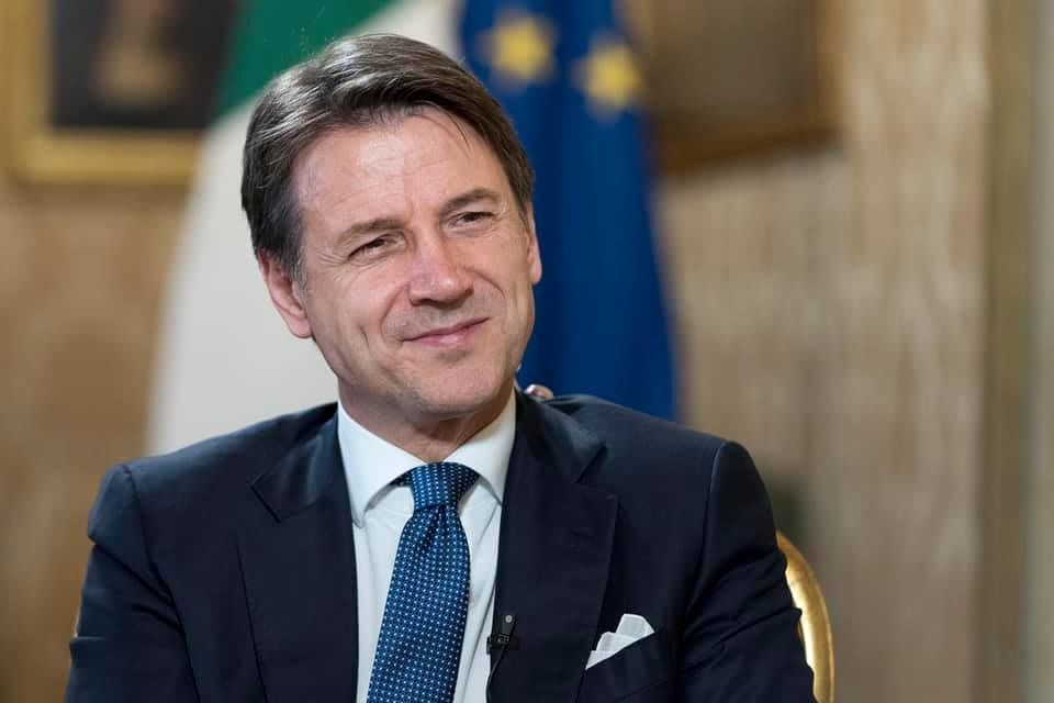 Conte a Milano avverte gli italiani: “Non ci sono ancora le condizioni per tornare alla normalità, niente amici e feste”
