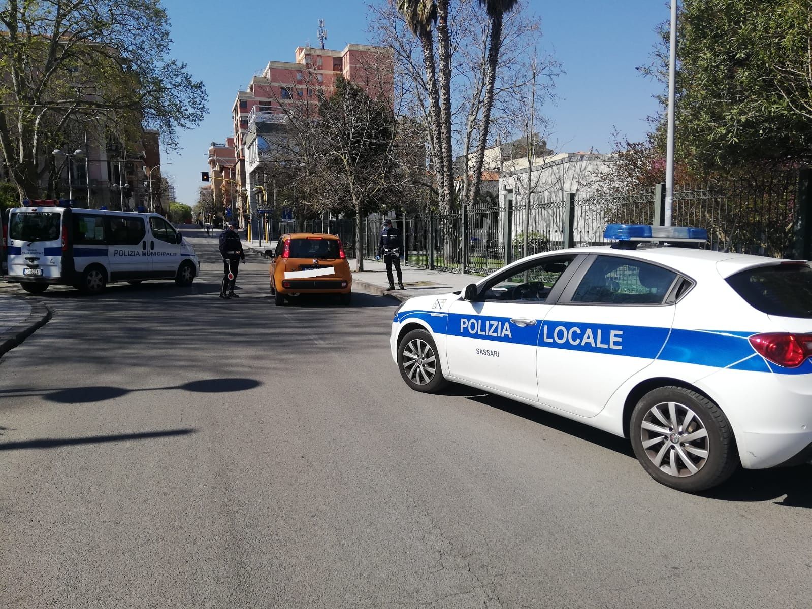 Sardegna, la tristezza del barbiere ultranovantenne: apre il negozio e si mette davanti con una sedia