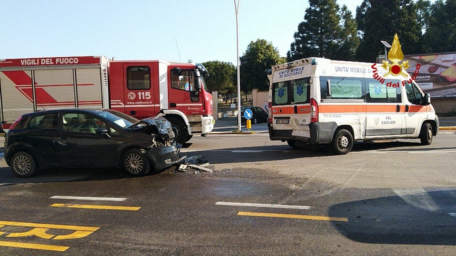 Cagliari, incredibile incidente nella città sbarrata per Coronavirus: auto tampona ambulanza