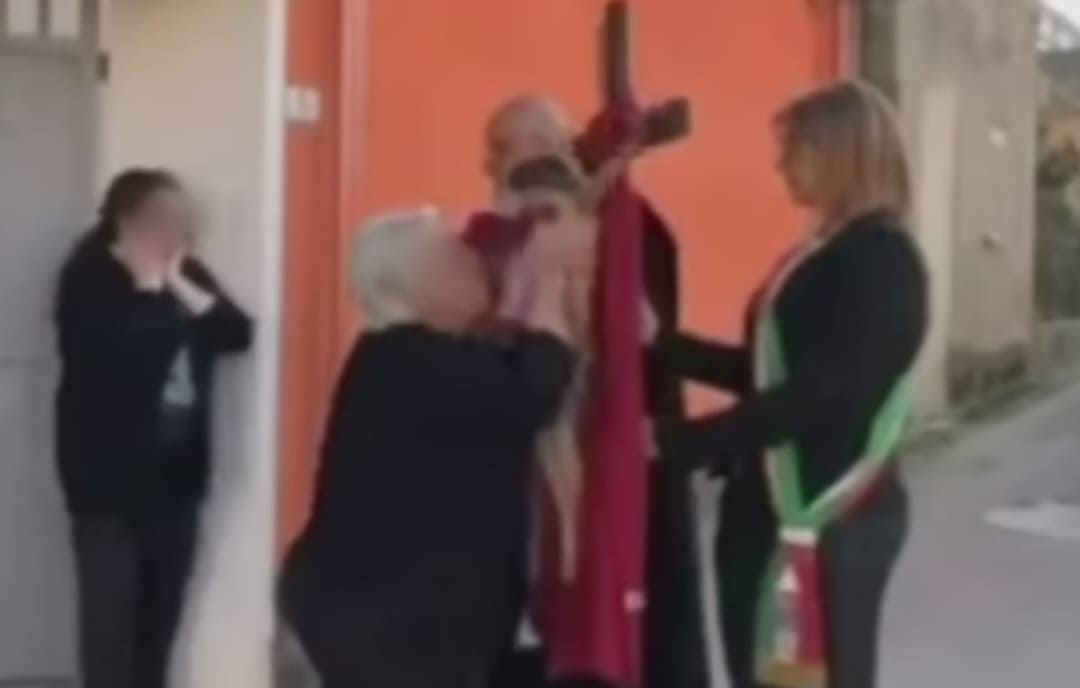 Guasila, bacio del Crocifisso nel Venerdì Santo in piena emergenza: sindaca nella bufera