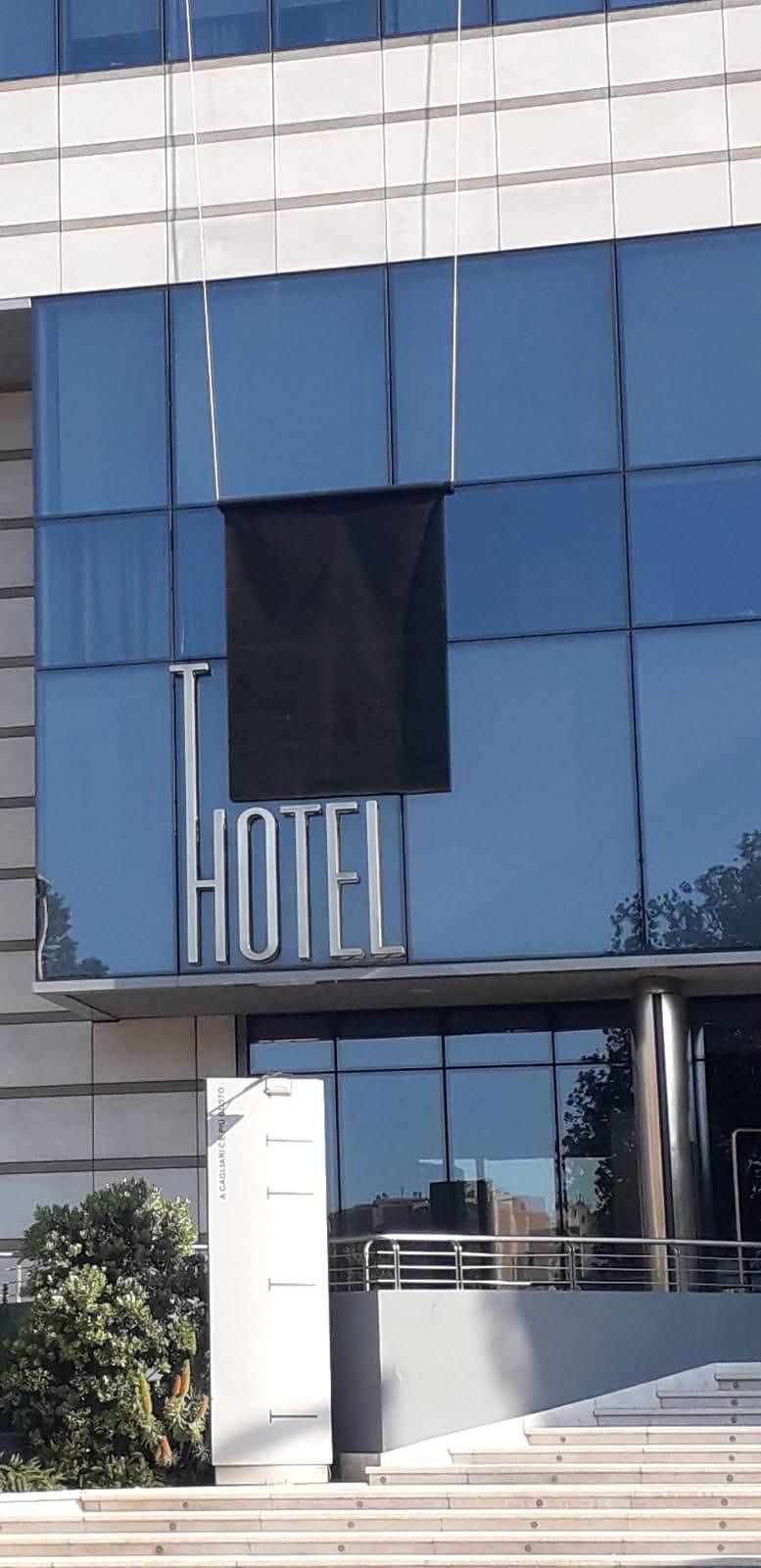 Drappi neri negli hotel chiusi in Sardegna: la triste disperazione e la crisi degli albergatori