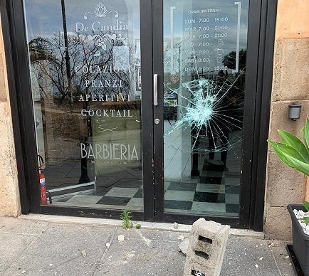 Cagliari, blocchetto di cemento come ariete: tentato furto in un locale al Bastione