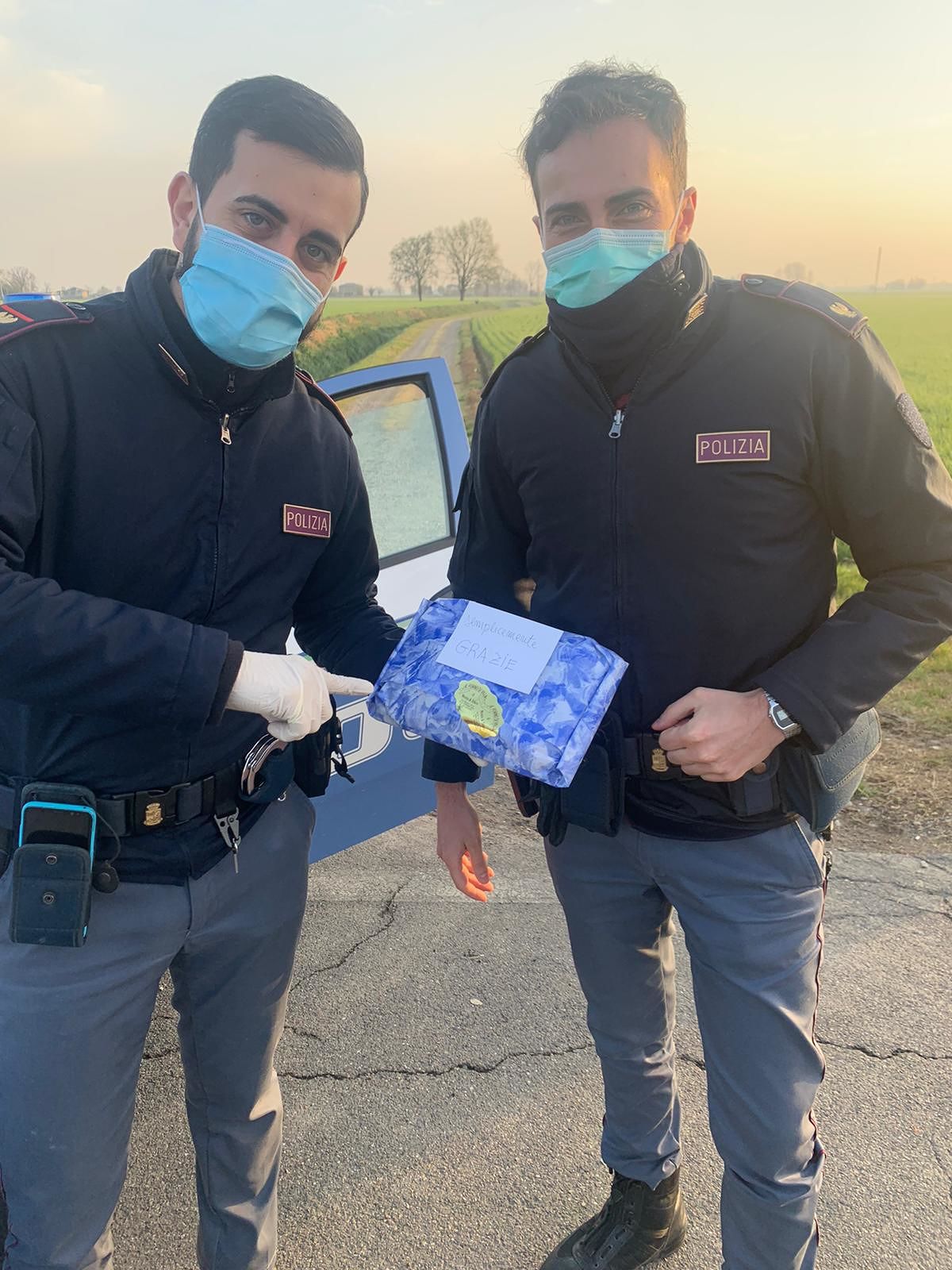 Coronavirus, una ragazza si avvicina ai poliziotti e regala un pacco di dolci: “Semplicemente, grazie”