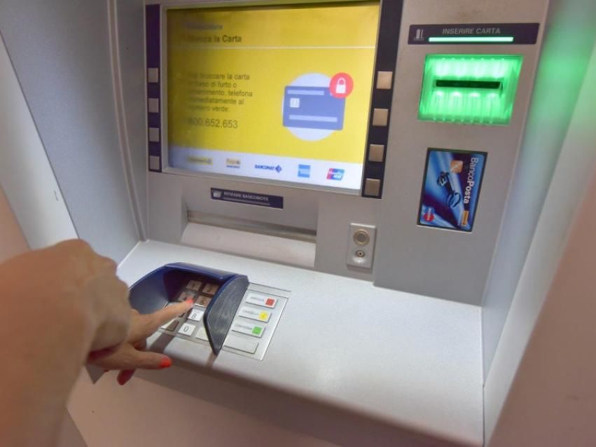 Coronavirus, “gettano disinfettante e mandano in tilt il postamat di Monserrato”