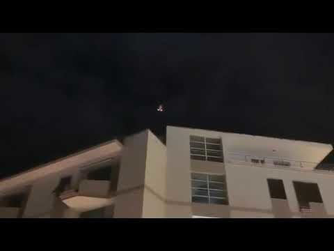 Eccolo, l’elicottero fermo a bassa quota nel cielo del centro di Cagliari: il VIDEO dei lettori