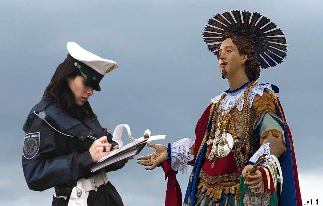 Multe troppo severe a Cagliari? La foto-provocazione dell’opposizione: sanzionato anche Sant’Efisio..