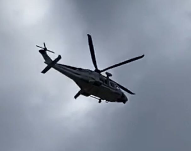 Cagliari, torna l’elicottero in pieno giorno: controlli serrati dall’alto contro chi sgarra sui divieti del virus (VIDEO)