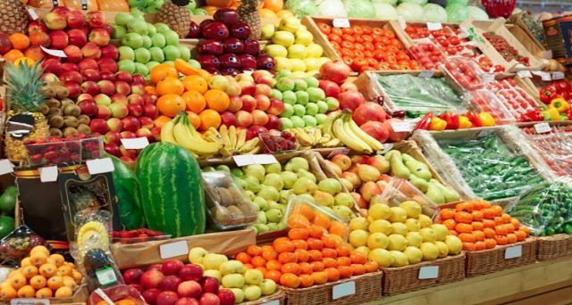 Cagliari, boom di aumenti per frutta e verdura: “Prezzi folli, rialzi sino al 34 per cento”