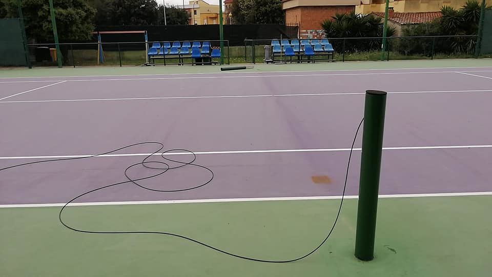 Elmas, blitz dei ladri nei campi da tennis: “Hanno rubato la rete, sport sfregiato da un atto vile”