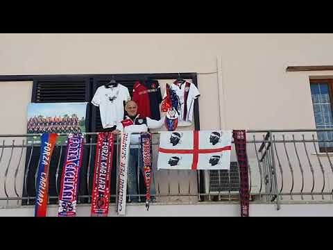 La grande festa per i 50 anni dello scudetto del Cagliari: balconi pieni di sciarpe e bandiere rossoblù (VIDEO)