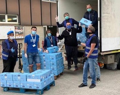 Coronavirus, doni alla Caritas: 10 mila litri di latte e 119 bottiglie d’olio per i poveri di Cagliari