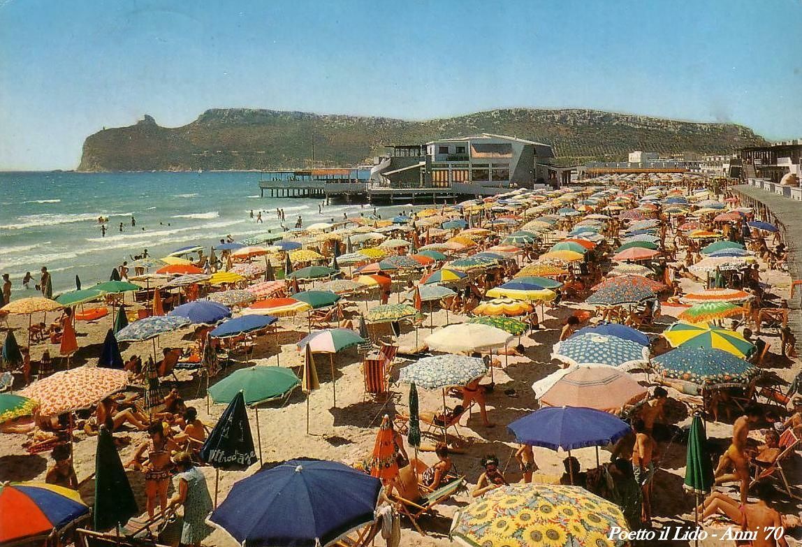 “Poetto, stabilimento balneare anni 70: che bella la spiaggia con tanti ombrelloni, ora non sarà più così”