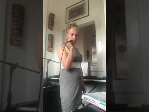 Linda, l’estetista cagliaritana e la canzone esilarante: “Ti prego Conte, fammi lavorare….” (VIDEO)