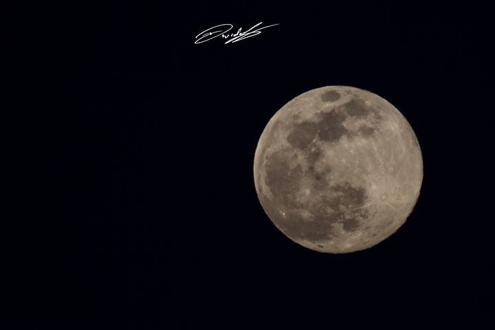 Cagliari, la splendida SuperLuna nella città vuota: un’immagine di bellezza e speranza