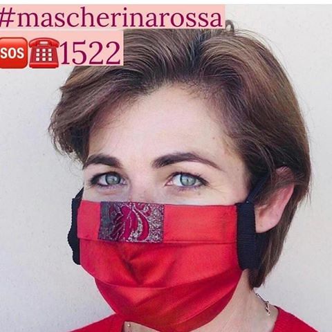 Cagliari, parte la campagna “Indossa una mascherina rossa” per difendere le donne dalla nuova violenza