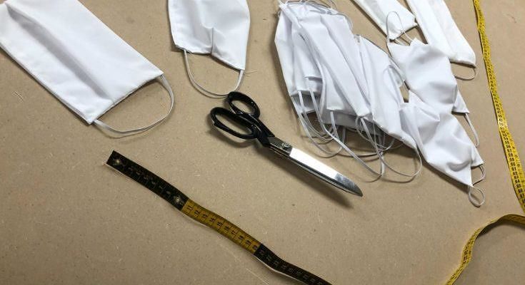 Coronavirus, sarte di Cagliari al lavoro: faranno mascherine gratis per le famiglie in difficoltà