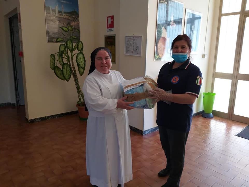 Cagliari, 5 mila mascherine al personale delle case per anziani