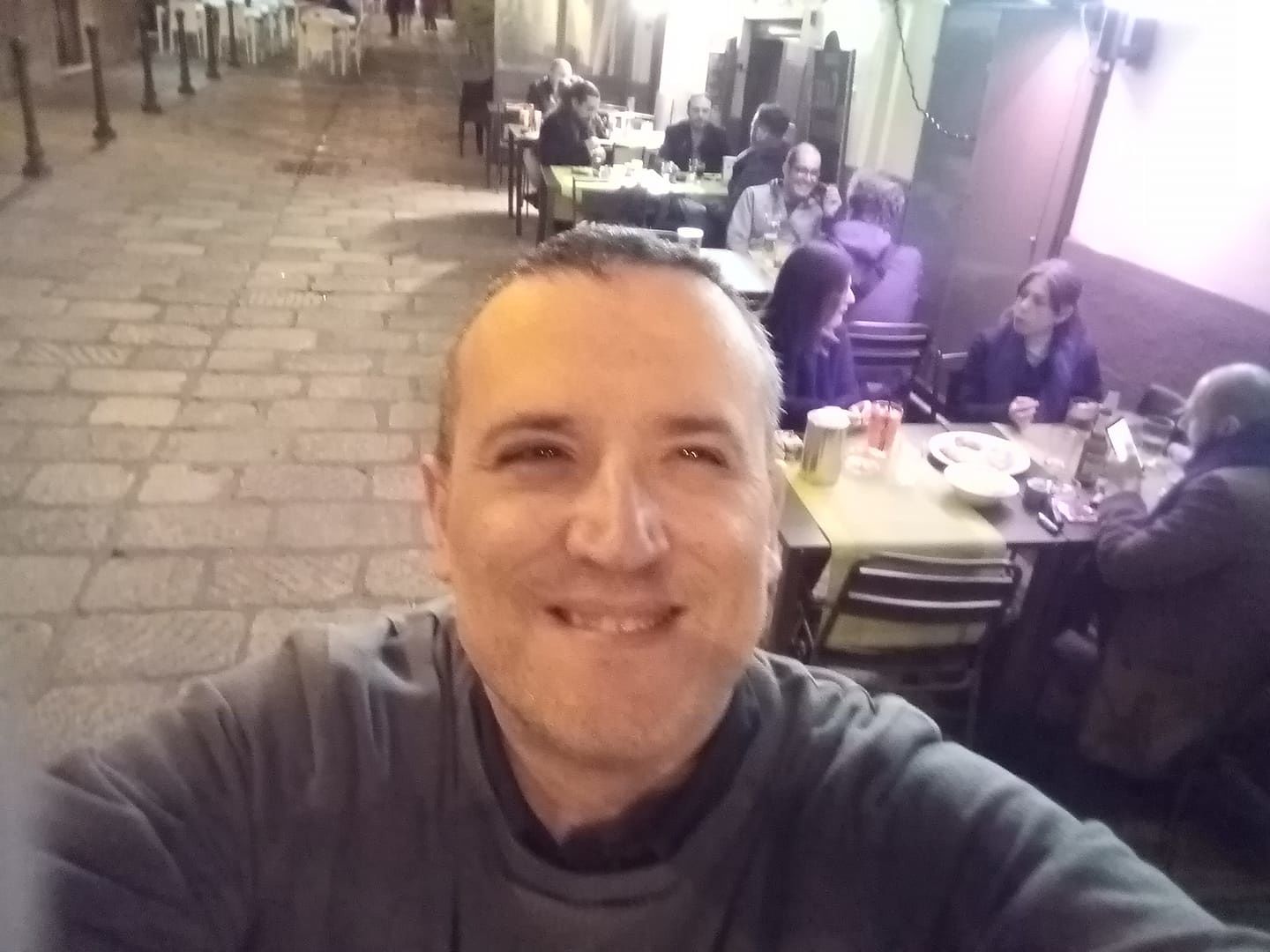 Sandro Mascia, il barista scrittore resta senza lavoro e fa il volontario alla Caritas: “Trovare il tuo amico di infanzia e commuoversi”