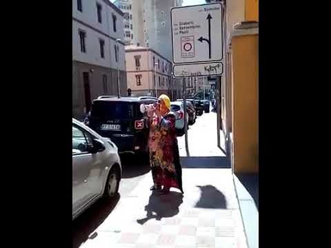 Milena, la super tifosa del Cagliari incita il vicinato col megafono: “Via Bacaredda, sveglia!”