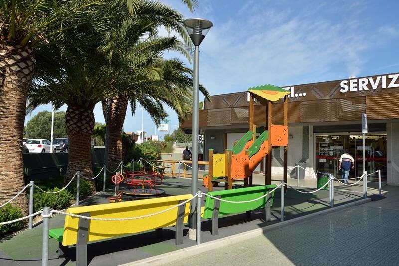 “Non abbiamo mandato via la donna dal market dei Mulini, ma non potevamo farle fare la spesa da sola senza altri clienti”