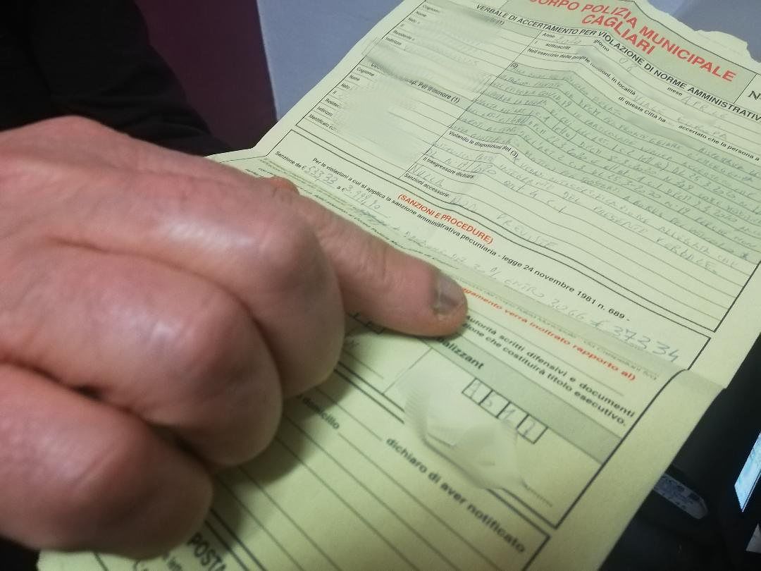 Cagliari, prima di aprire il negozio va a guardare il panorama da viale Europa: 60enne multato