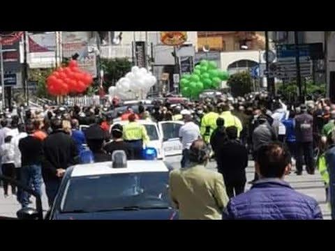 Muore un sindaco nel Napoletano, incredibile folla e funerale: altro che rispettare le distanze…(VIDEO)