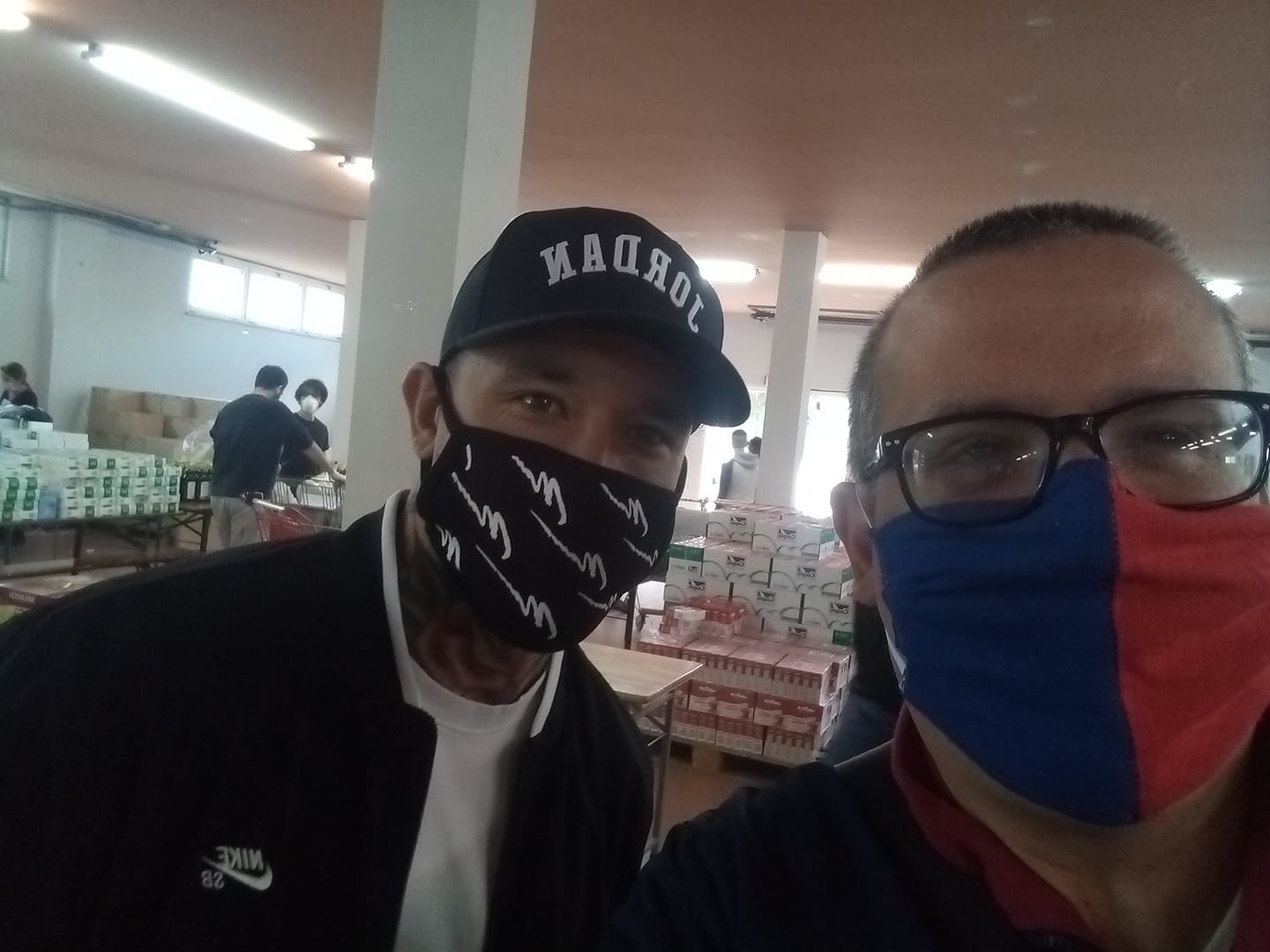 “Anche il Ninja Radia Nainggolan fa il volontario”, in fila alla Caritas a distribuire pasti caldi ai poveri