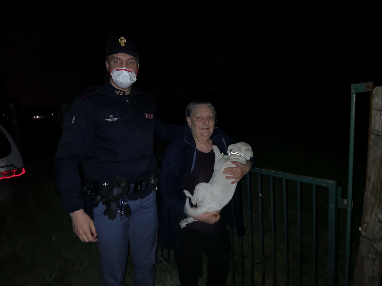 Alla nonna muore il cane durante la quarantena, i poliziotti le regalano un nuovo cucciolo