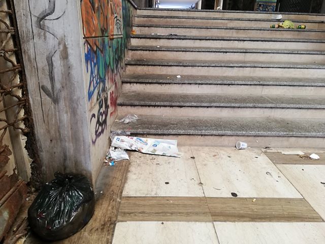 Cagliari, il lockdown non ferma il degrado: spazzatura ovunque alle gallerie Ormus