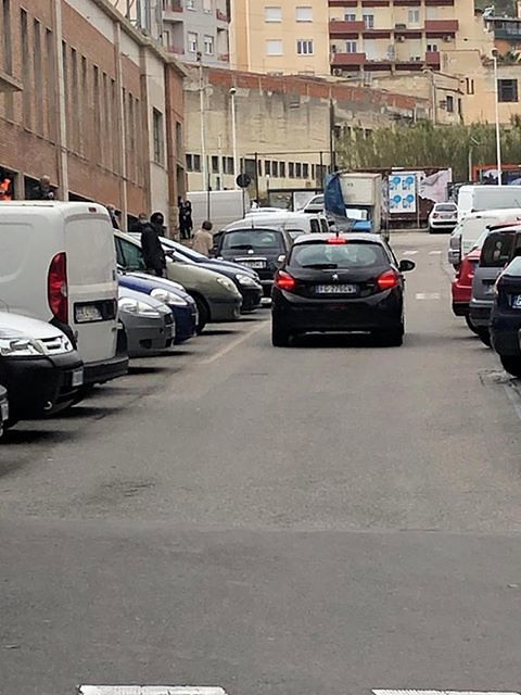 “Cagliari, parcheggiatori abusivi al mercato: i nostri cittadini non possono lavorare e loro indisturbati?”