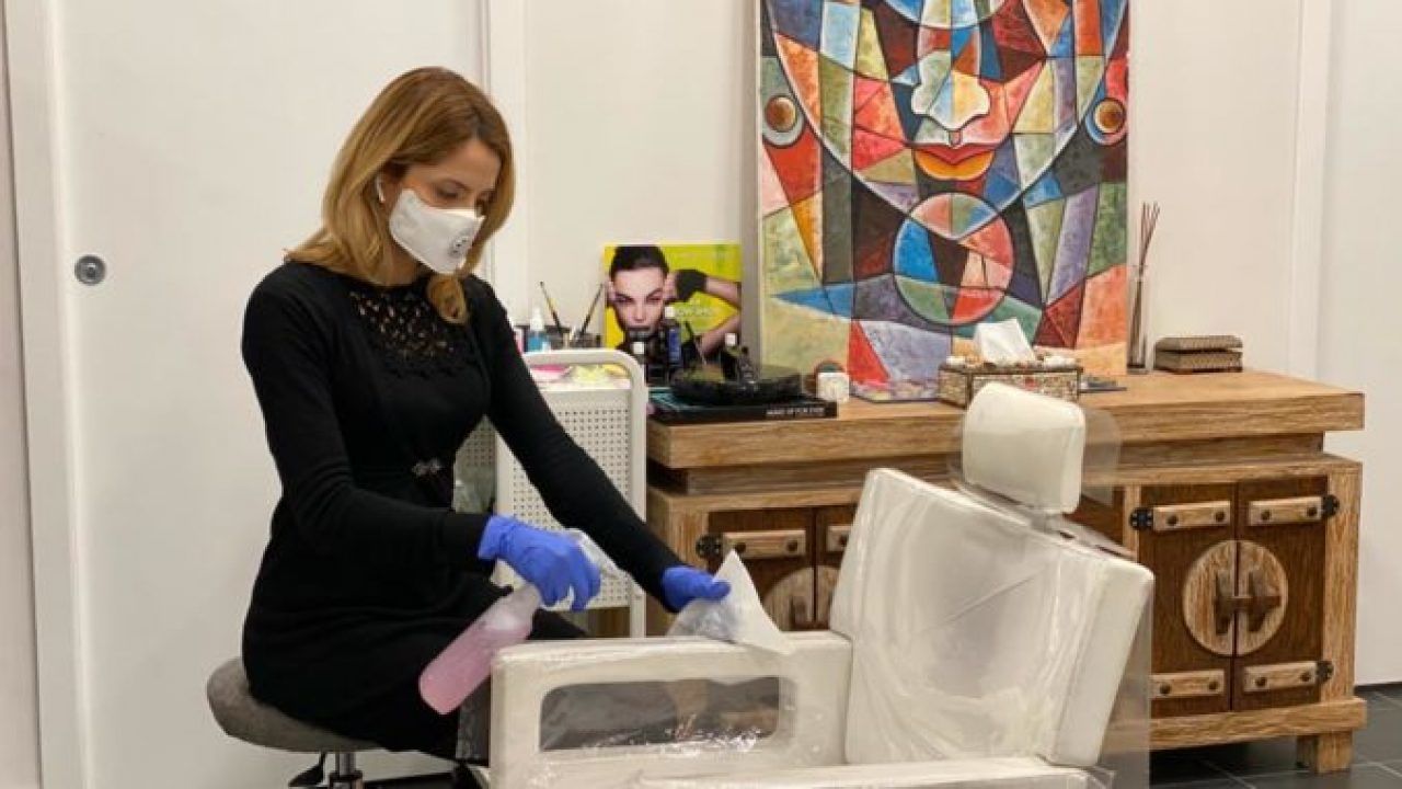 Sedie da pulire e sanificazioni: “I barbieri rischiano di spendere 5 euro in più per ogni cliente”