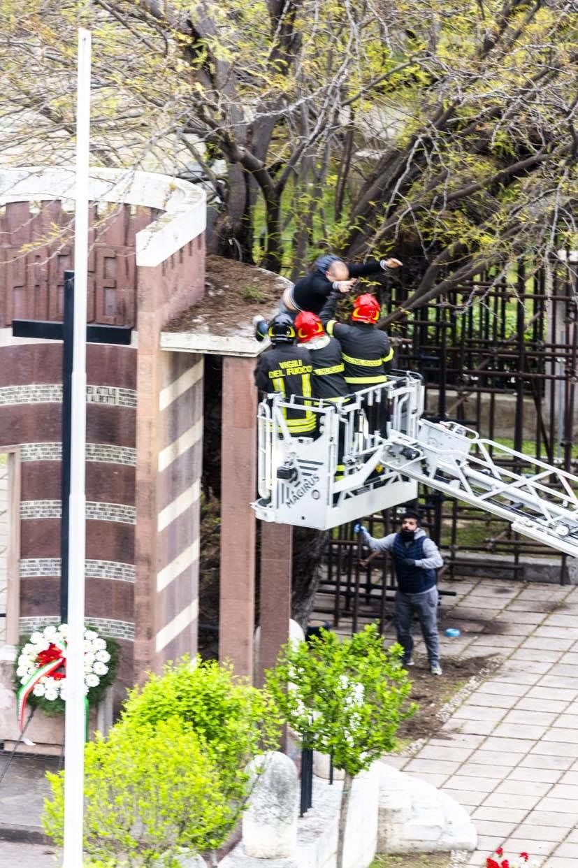 Cagliari, sale in alto al Monumento dei caduti e lancia strali contro i carabinieri: “Viva Salò, parcheggiate bene” (VIDEO)