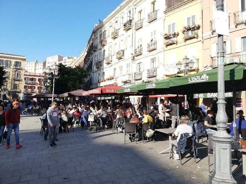 Il piano per le imprese a Cagliari: giù tasse e affitti e nuovi spazi all’aperto tra Largo e piazza Yenne