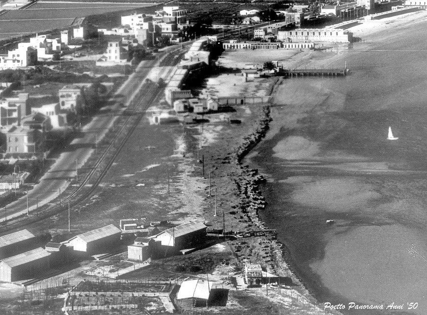 Poetto, panorama anni Cinquanta: in fondo il D’Aquila, in mezzo la prima fermata con la vecchia colonia