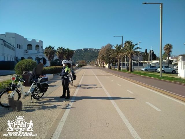 Poetto, scatta la multa della Polizia Locale: “Ma io stavo andando a comprare il giornale nel Comune a fianco…”