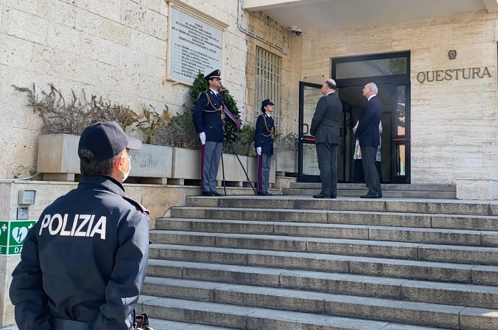 Cagliari, il toccante ricordo della Polizia per i suoi agenti caduti in servizio