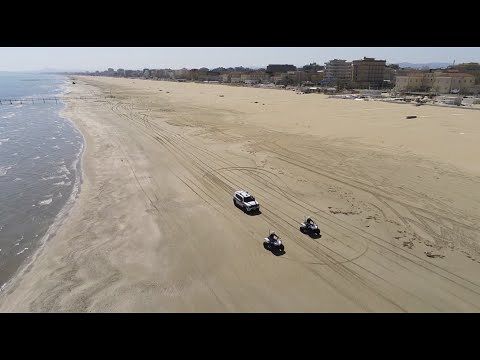 Prende il sole in spiaggia ma viene scovato dai droni, inseguito e multato dagli agenti col quad (VIDEO)