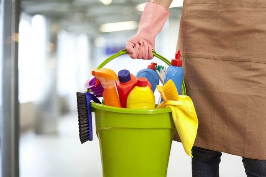 Coronavirus, in Sardegna lavoratori delle pulizie senza mascherine: “Rischiano il contagio per 400 euro al mese”