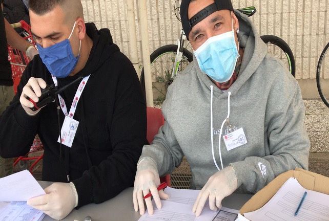 Cagliari, sorpresa alla Fiera: anche il “ninja” Nainggolan distribuisce cibo ai poveri