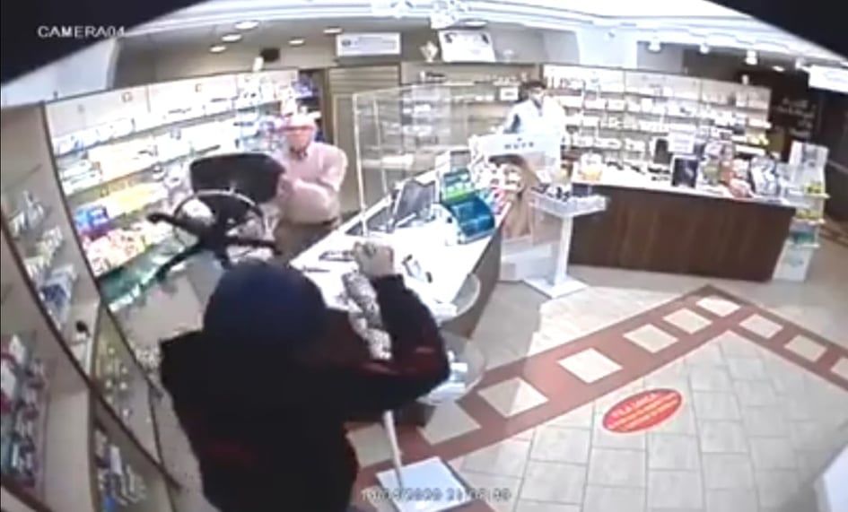 Cagliari, tenta di rapinare una farmacia ma viene messo in fuga a colpi di sedia (VIDEO)