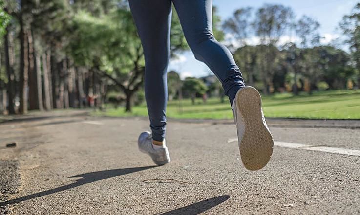 Runner pestato a sangue in strada “perchè correva senza mascherina”