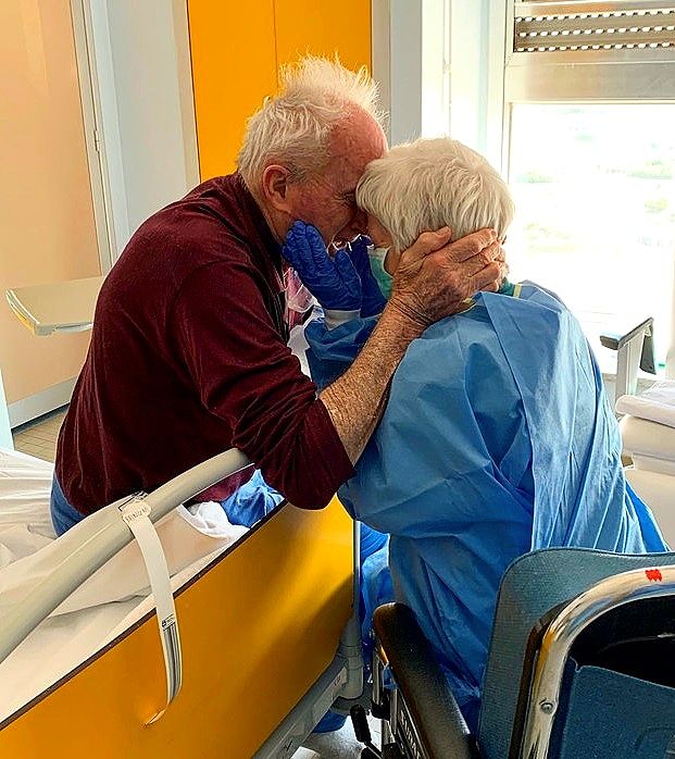Giorgio e Rosa, sposati da 52 e malati di Covid, l’abbraccio commovente quando lei guarisce