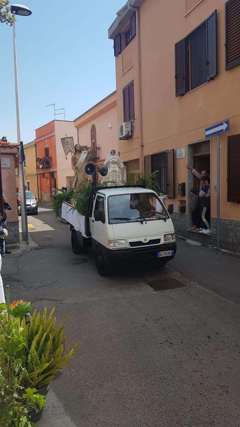 Magico S’Incontru a Quartu: la parrocchia porta il simbolo della Pasqua nelle strade deserte col motocarro