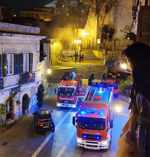 Cagliari, incendio nella notte al mercato di Santa Chiara: fiamme e paura dietro piazza Yenne
