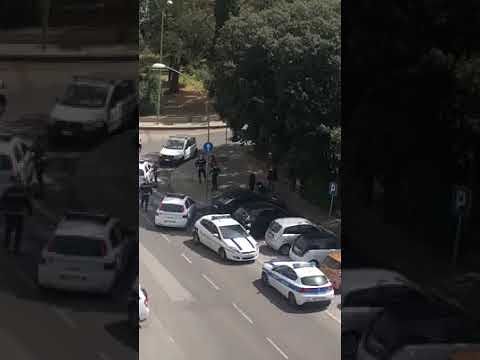 Sassari, botte a un uomo e a una donna durante i controlli della Polizia Municipale: il VIDEO fa esplodere la polemica