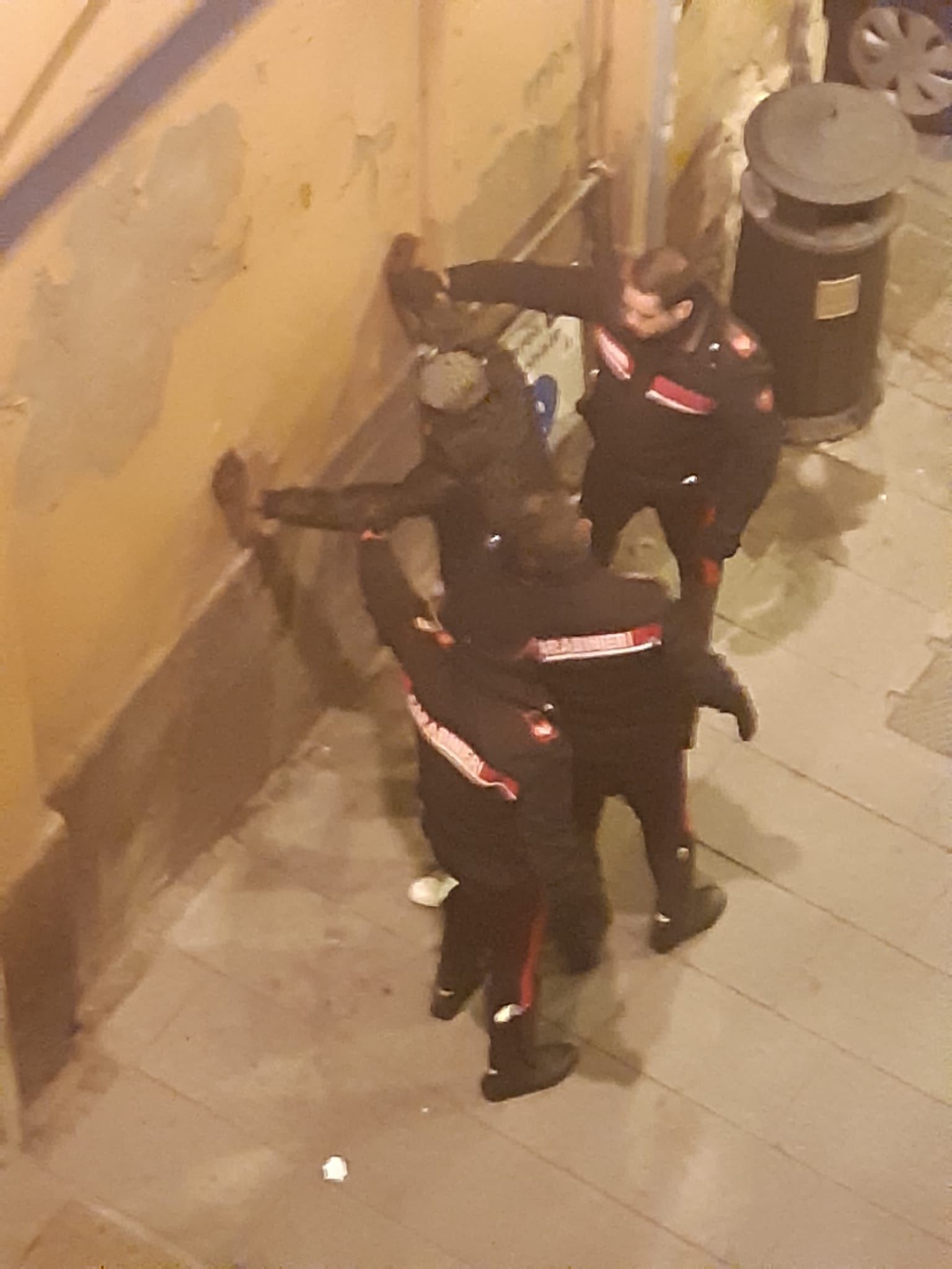 Cagliari, tensione alla Marina: scippato un passante, i carabinieri arrestano un africano
