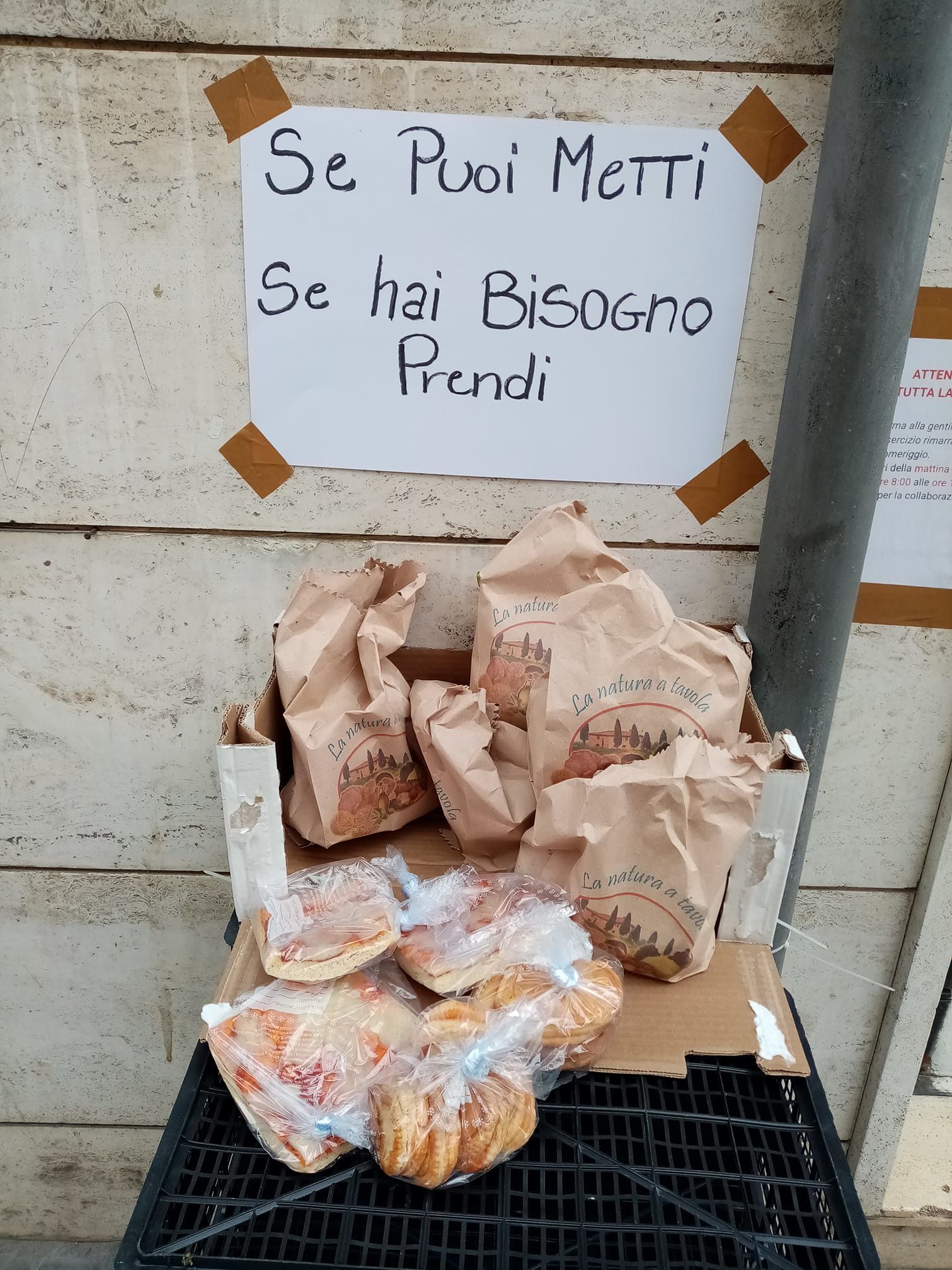 “Se puoi metti, se hai bisogno prendi”: i piccoli market cagliaritani in aiuto dei bisognosi