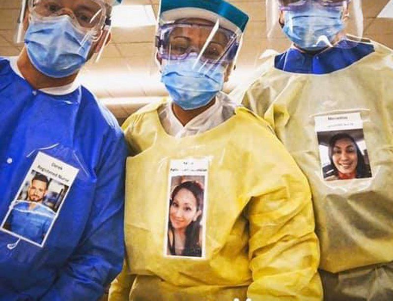 Cagliari, l’idea gioiosa al Santissima Trinità: “Foto sorridenti dei medici e degli infermieri sui camici”