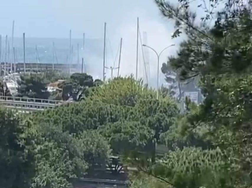 Cagliari, container in fiamme a Su Siccu: il fuoco raggiunge anche alcuni alberi (VIDEO)