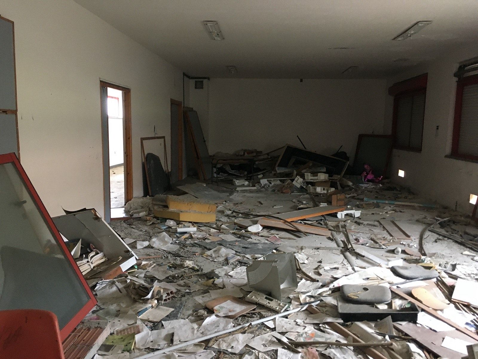 Cagliari, via gli abusivi dall’ex scuola di via Zucca: lo stabile tra ratti e macerie